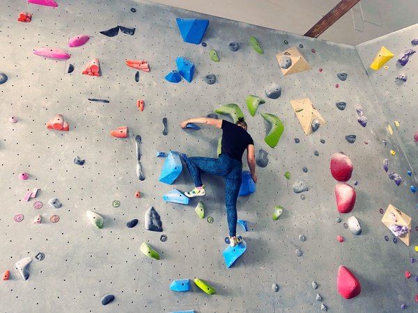 Comment se mettre à l'escalade de bloc en salle ?