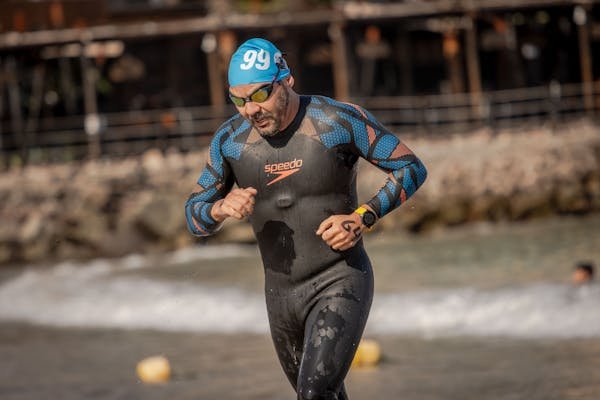 Les combinaisons triathlon homme : guide d'achat
